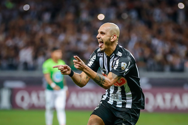 Fábio Santos admite primeiro tempo ‘horrível’ e exalta virada do Atlético