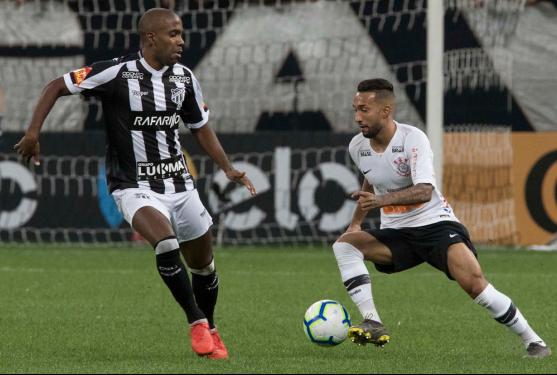 Clayson, à direita, foi muito bem marcado