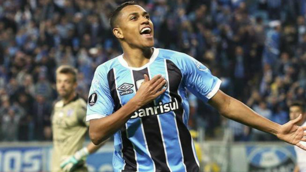 Pedro Rocha chega ao Cruzeiro com festa da torcida no aeroporto de Belo Horizonte