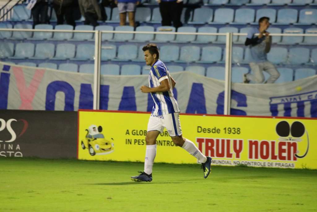 Brizuela sempre que acionado vem correspondendo ao técnico Geninho (Foto: Divulgação / Avaí FC)
