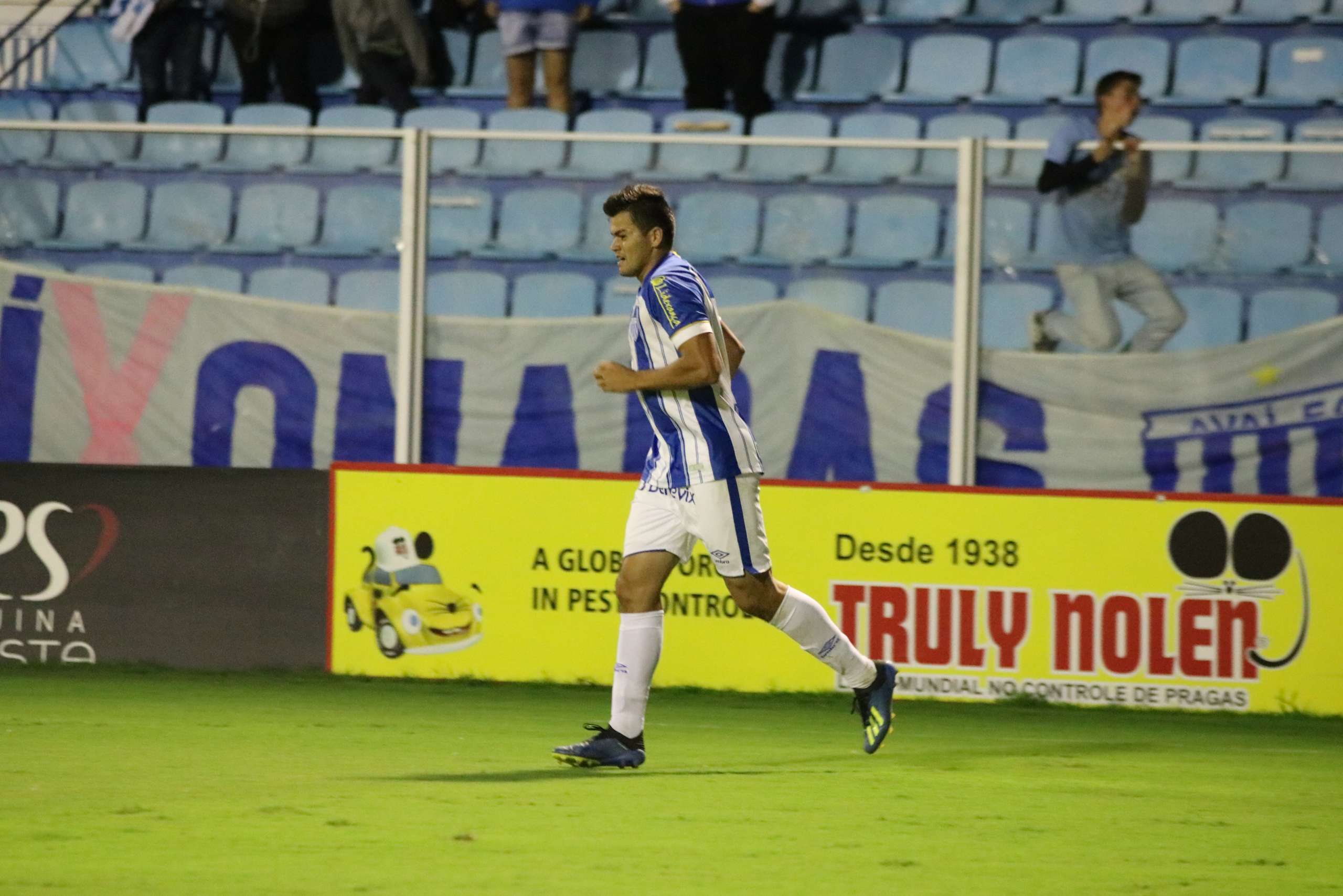 Catarinense: Atacante marca gol pelo Avaí e é elogiado por Geninho