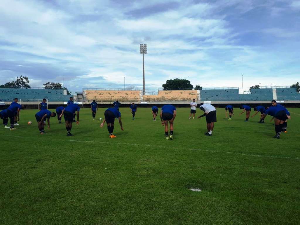 Último treino do Palmas para enfrentar o Força Jovem a 530 km da Capital (Foto: izabela Martins)