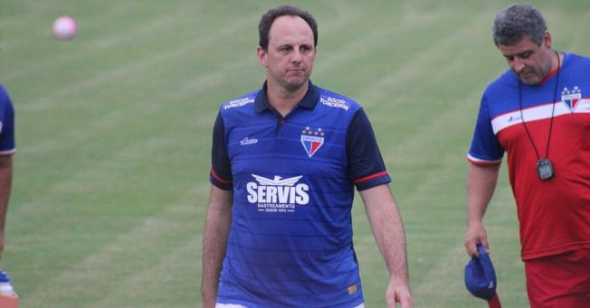 Rogério Ceni improvisa e faz treino do Fortaleza de madrugada na Arena Castelão