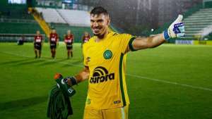 Chapecoense suspende goleiro após teste positivo no antidoping