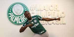 Usain Bolt visita o CT do Palmeiras, ganha camisa e tieta Felipão