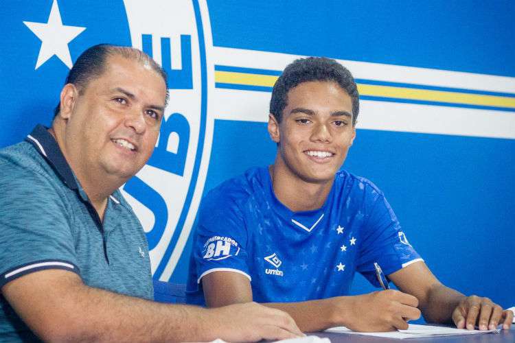 Filho de Ronaldinho Gaúcho assina contrato com o Cruzeiro