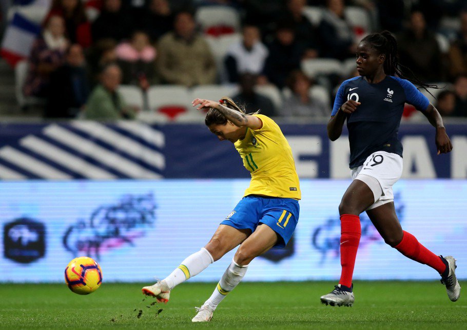 De virada, seleção feminina perde da Espanha e soma a oitava derrota consecutiva