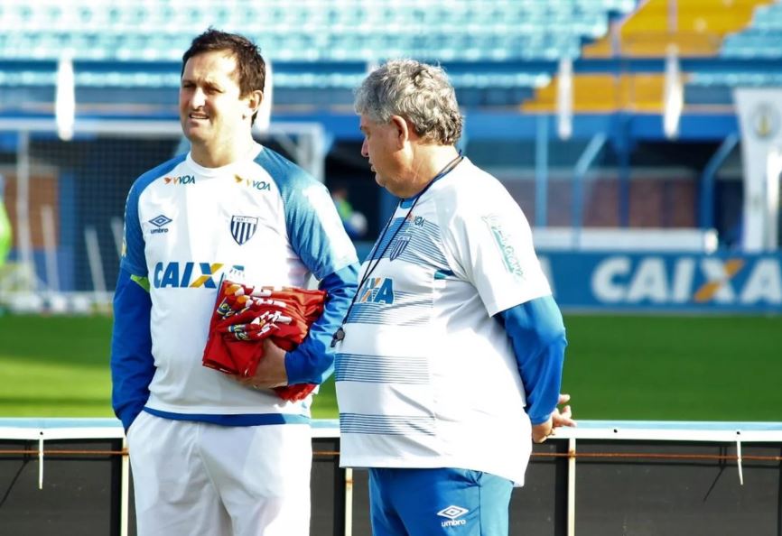 Catarinense: Avaí poupa titulares e viaja sem Geninho