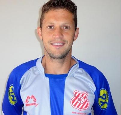 Paulinho Guará dublê de técnico e jogador do Democrata SL