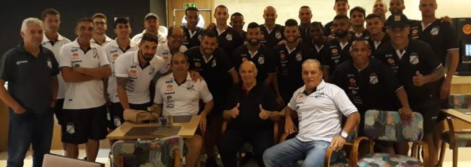 Pepe participou de uma palestra com os jogadores da Internacional em hotel em Santos. Foto: Edmar Ferreira