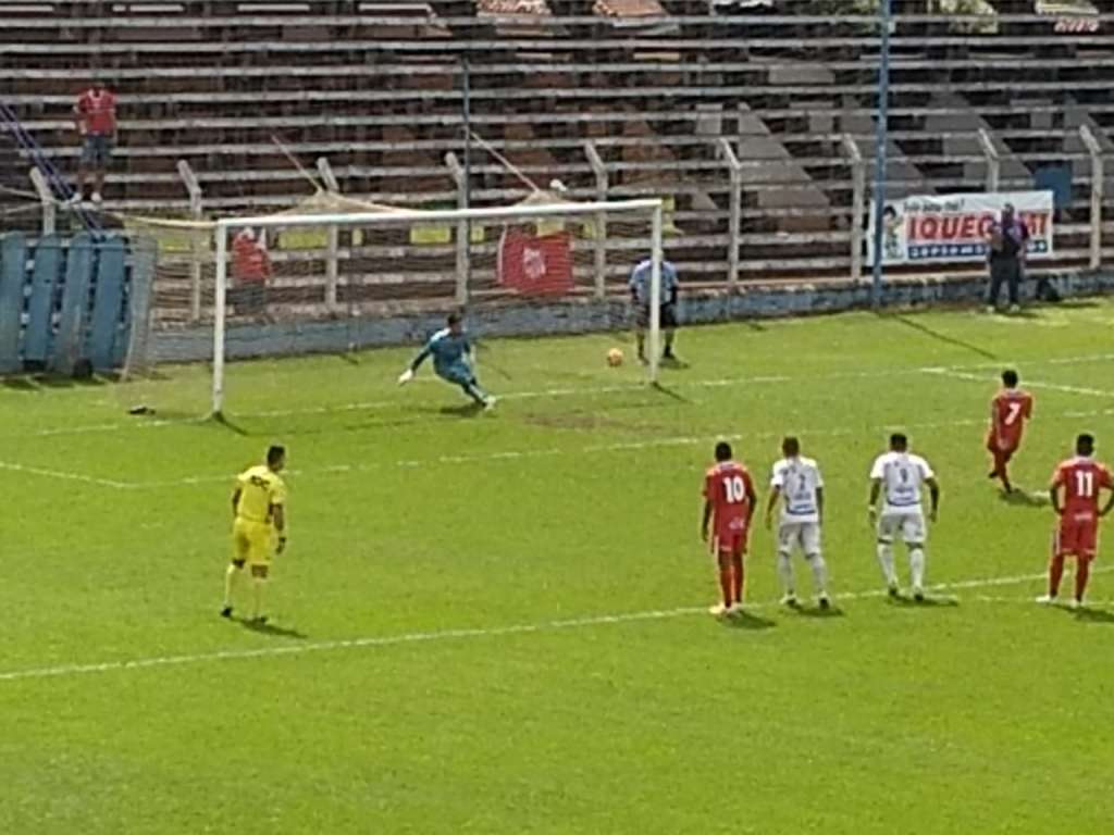 O gol que deixou o Capivariano em vantagem foi marcado por Lynneeker, de pênalti