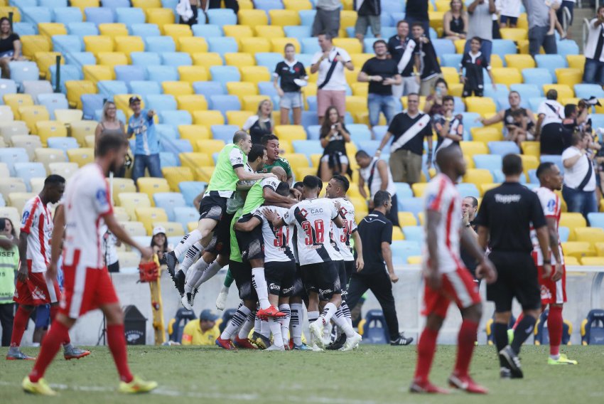 CARIOCA: Vasco vence Bangu por 2 a 1 e decide título com o Flamengo