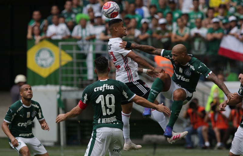 Torcida do Palmeiras se divide entre vaias e aplausos após a eliminação