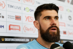 Fernando Miguel ressalta comprometimento do Vasco mesmo com atraso salarial