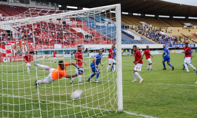Lance que originou um dos gols do Aquidauanense na vitória sobre o Comercial (Foto: Franz Mendes)