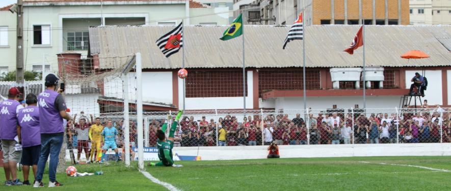 Goleiro Luis Fernando defendeu pênalti com o pé e se tornou heroi na classificação do XV de Piracicaba Goleiro Luis Fernando defendeu pênalti com o pé e se tornou heroi na classificação do XV de Piracicaba
