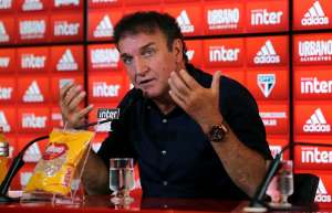 Em volta após operar o coração, Cuca triunfa e diz que sentia falta de adrenalina