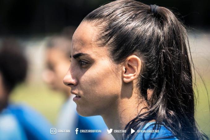 Pamela é meia do Cruzeiro e também falou sobre a busca de reconhecimento no futebol feminino