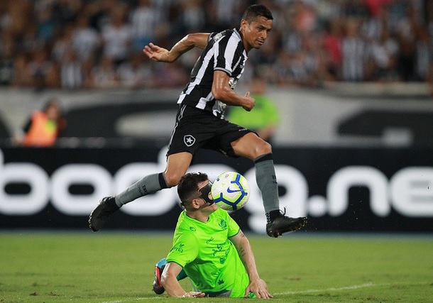 Copa do Brasil: Volante diz que salários atrasados não vão atrapalhar o Botafogo