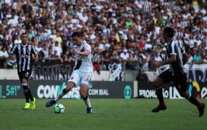 Carioca: Dirigente do Vasco revela sondagens por meia afastado