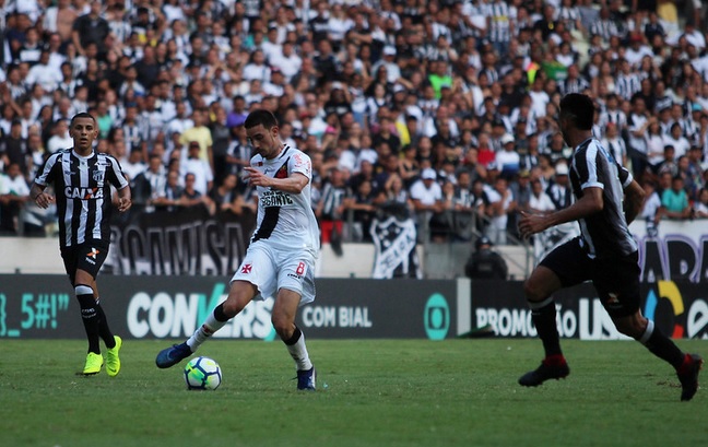 Carioca: Dirigente do Vasco revela sondagens por meia afastado