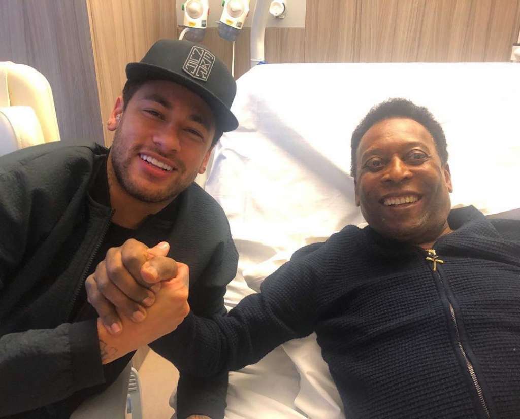 Em recuperação, Pelé recebe a visita de Neymar no hospital em Paris