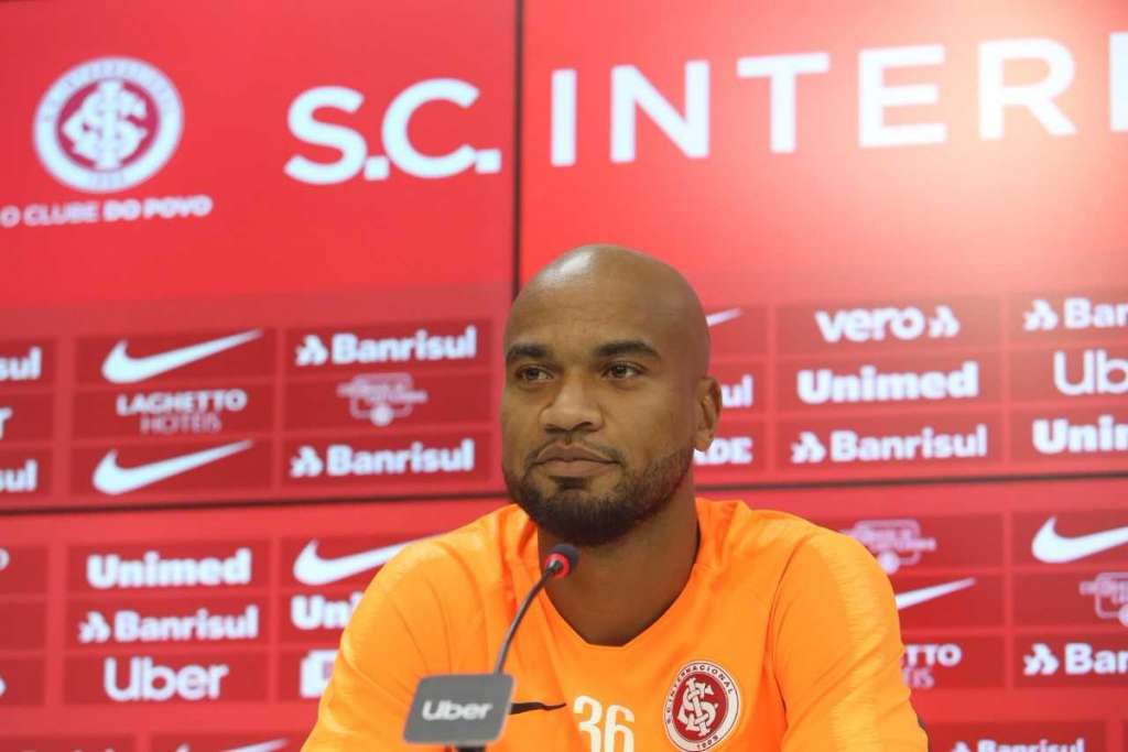 Zagueiro vê duelo com o Palestino mais importante do que o Gre-Nal