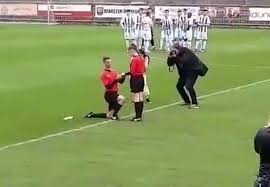 Pode chamar o VAR? Árbitro pede bandeirinha em casamento antes de jogo