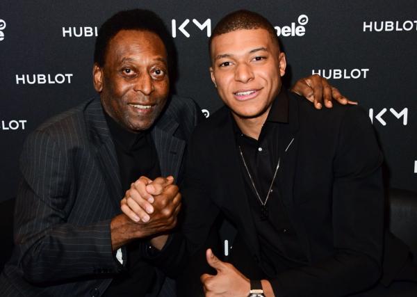 Pelé chega ao Brasil e agradece a todos por mensagens de apoio: ‘Estou aqui’