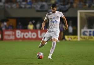 Zagueiro do Santos sai em defesa de companheiro após pênalti desperdiçado