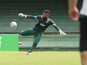 'Quero mostrar para mim mesmo do que sou capaz', diz polêmico goleiro