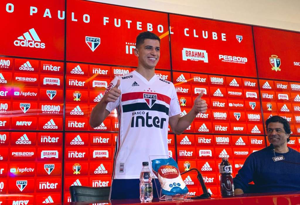Vitor Bueno é apresentado pelo São Paulo e aposta em 'recomeço' de sua carreira