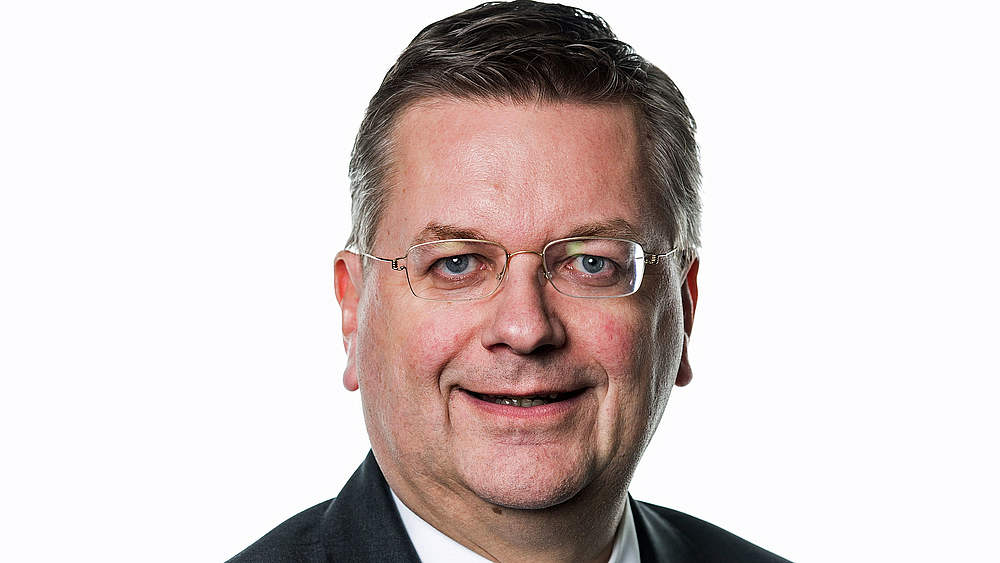 Ex-presidente da Federação Alemã renuncia a cargos na Uefa e Fifa após escândalo