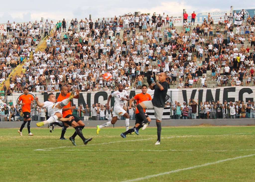 Apesar da vitória, Caio Vieira pede mais atenção ao ataque do Comercial (Foto: Rafael Alves / Assessoria CFC)