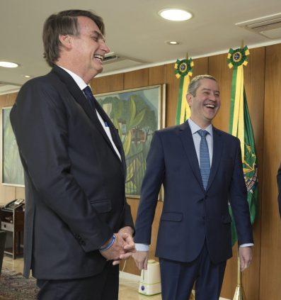 O presidente Jair Bolsonaro (à esquerda) recebeu Rogério Caboclo nesta quarta-feira no Palácio do Planalto