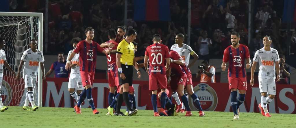 O Atlético-MG saiu na frente com Ricardo Oliveira, mas sofreu um apagão e perdeu para o Cerro Porteño
