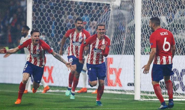 Espanhol: Diego Costa (ao fundo, com o número 18 no shorts) é suspenso e não atua mais pelo Atlético nesta temporada