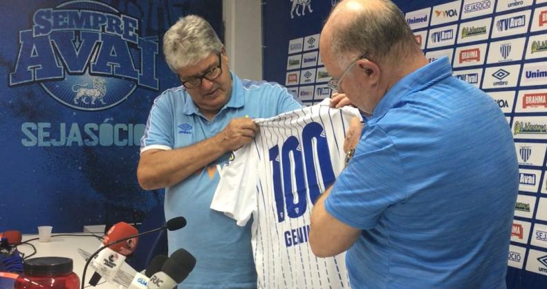 Geninho completou 100 jogos com o Avaí na derrota para o Vasco