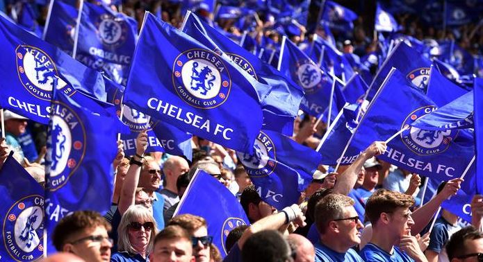Chelsea tem três torcedores barrados por vídeo xenófobo contra Salah