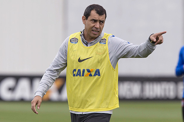 Ainda sem Avelar, Carille fecha treino tático do Corinthians e faz mistério