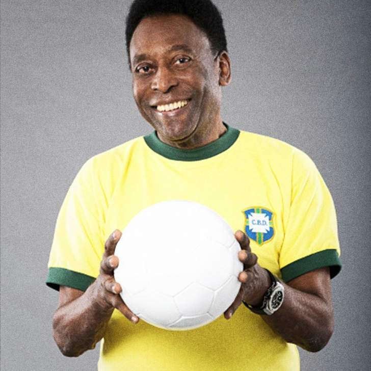 Pelé passa por cirurgia para retirada de cálculo renal e já está no quarto