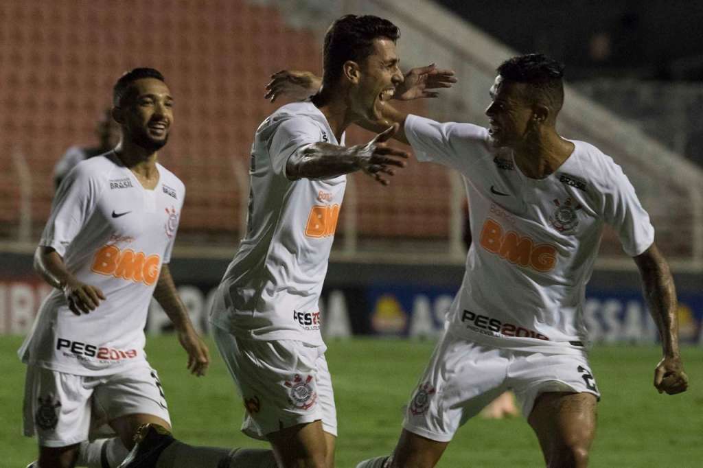 O lateral Danilo Avelar (ao centro) vai desfalcar o Corinthians no primeiro jogo da final