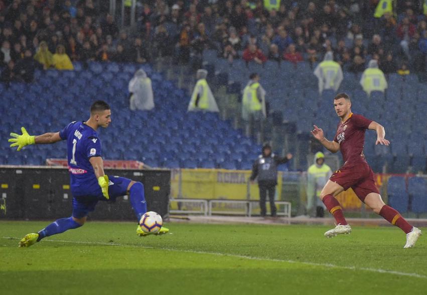 Dzeko marca, Roma vence Udinese em casa e pressiona Milan no Italiano