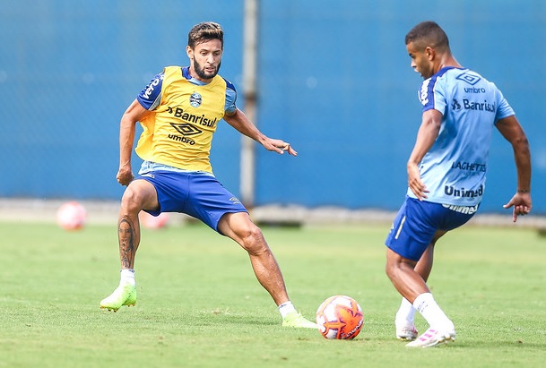 Gaúcho: Susto em choque de cabeça marca treino do Grêmio antes do clássico