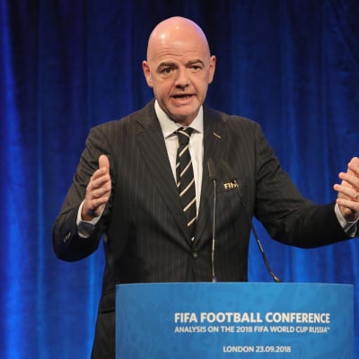 Infantino defende que árbitros encerrem jogos em casos de racismo persistente