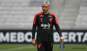 Treinador do Athletico-PR diz que foi procurado pelo Atlético-MG de 