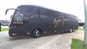 Ônibus do Corinthians chega sem incidentes ao Morumbi para final