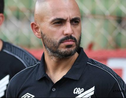 Rafael Guanaes, técnico do Athletico, vai ter trabalho para o jogo da volta