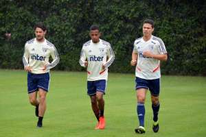 Alexandre Pato e Tchê Tchê participam de jogo-treino do São Paulo nesta terça