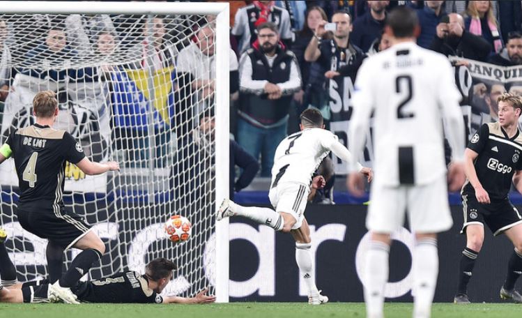 Cristiano Ronaldo cabeceia para marcar o gol que colocou a Juventus na frente